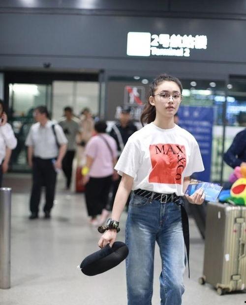 明星穿赤背服装,明星们的性感裸露时尚秀